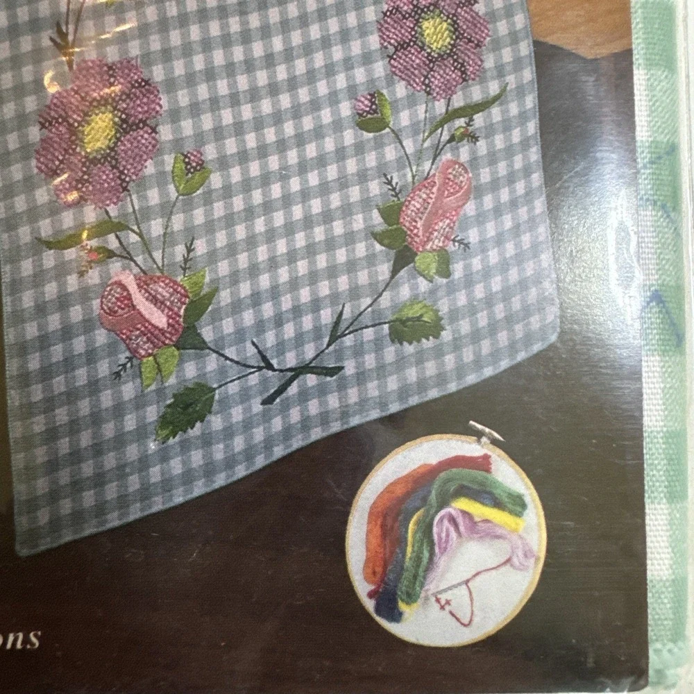 New VTG Tobin Gingham Rose Embroidery Table Runner Kit 15